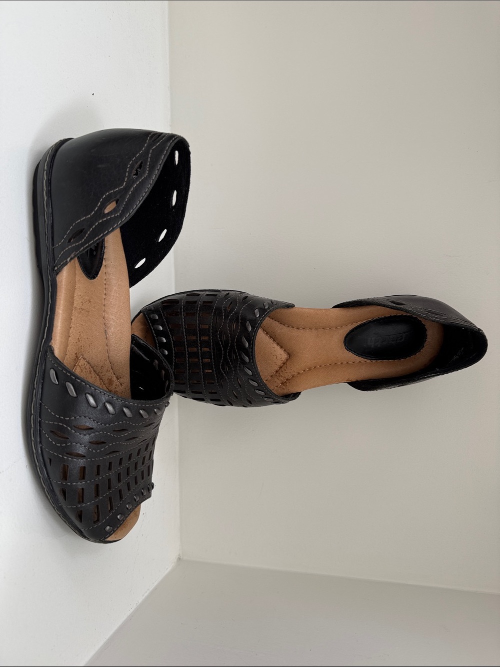 Cute comfortable summer black flat comfort
open toe Earth casual shoes-size 8.5
